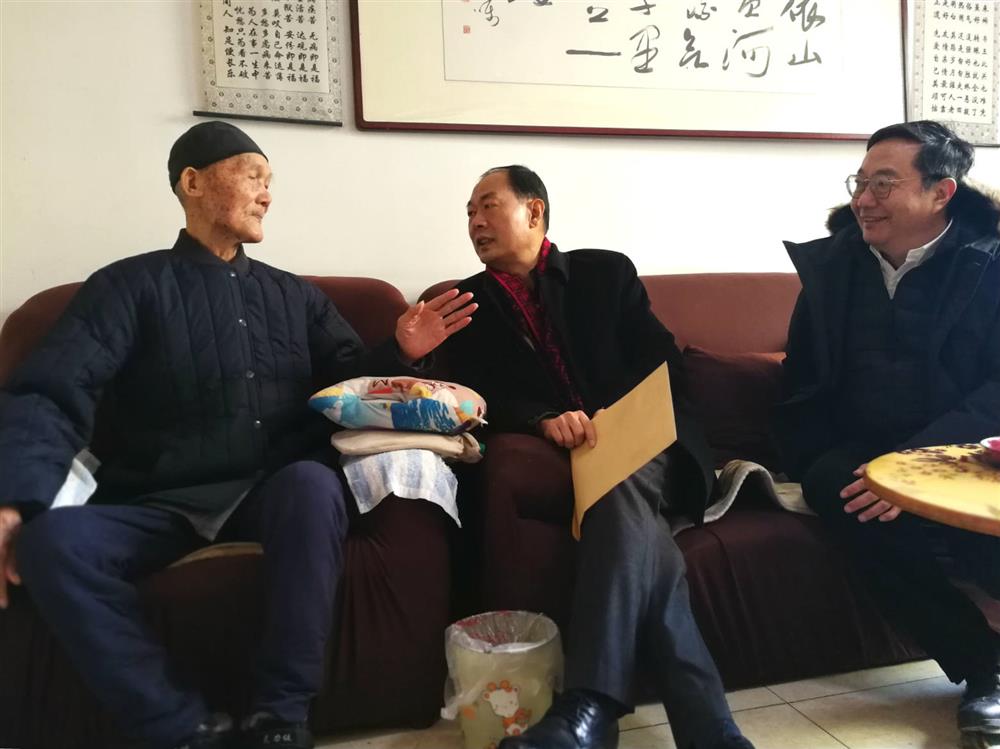 集團公司領導到戶走訪慰問困難職工、黨員及離休老干部